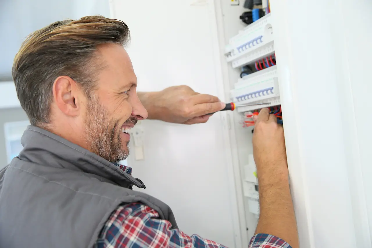 Electrician Melbourne Checking Fuse Box